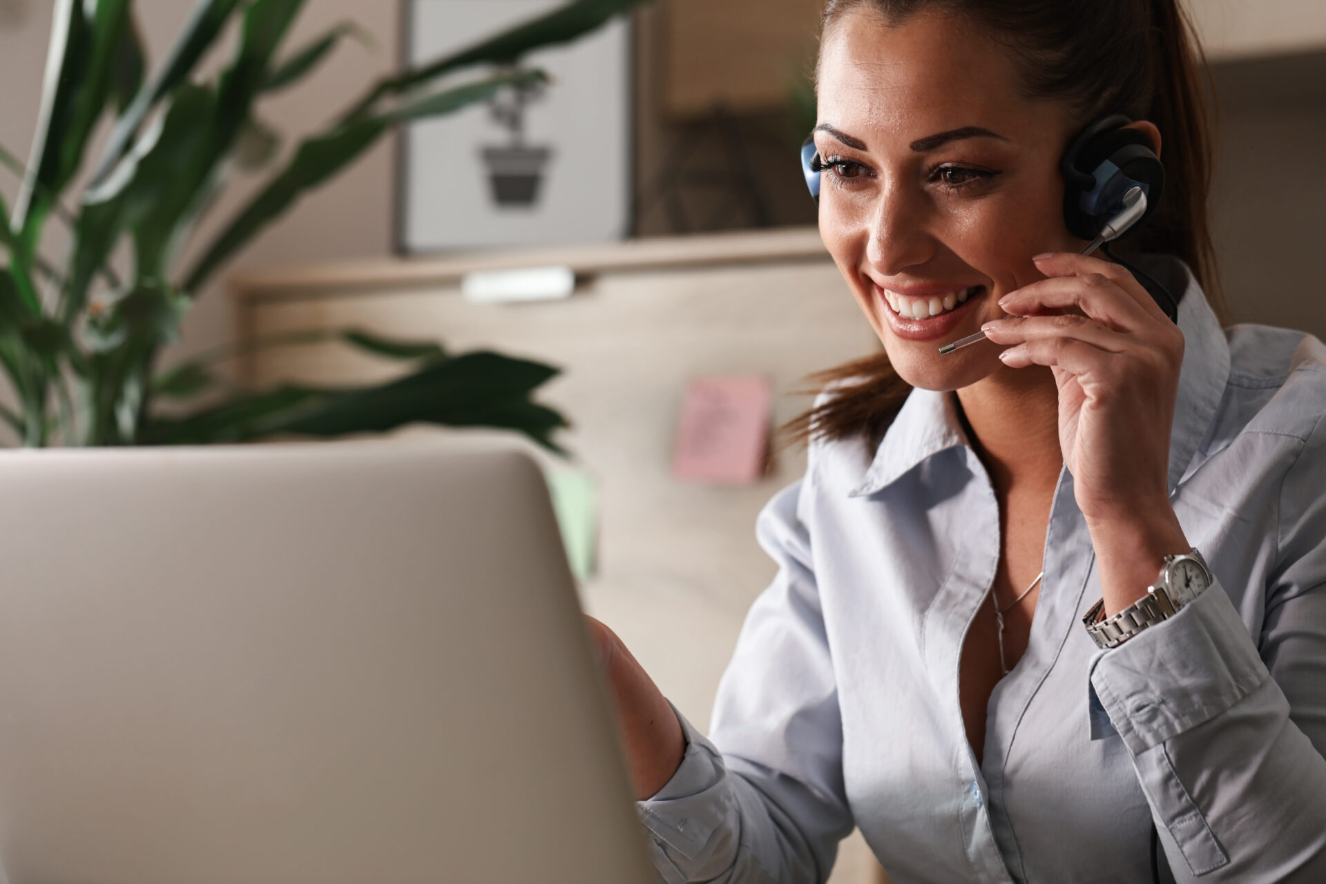 happy-customer-service-representative-talking-with-customer-while-using-laptop-office-foodqloud-oracle-netsuite-telemarkeer-jobs-vacature-bellen-telefoon-communicatie-bergenopzoom.jpg